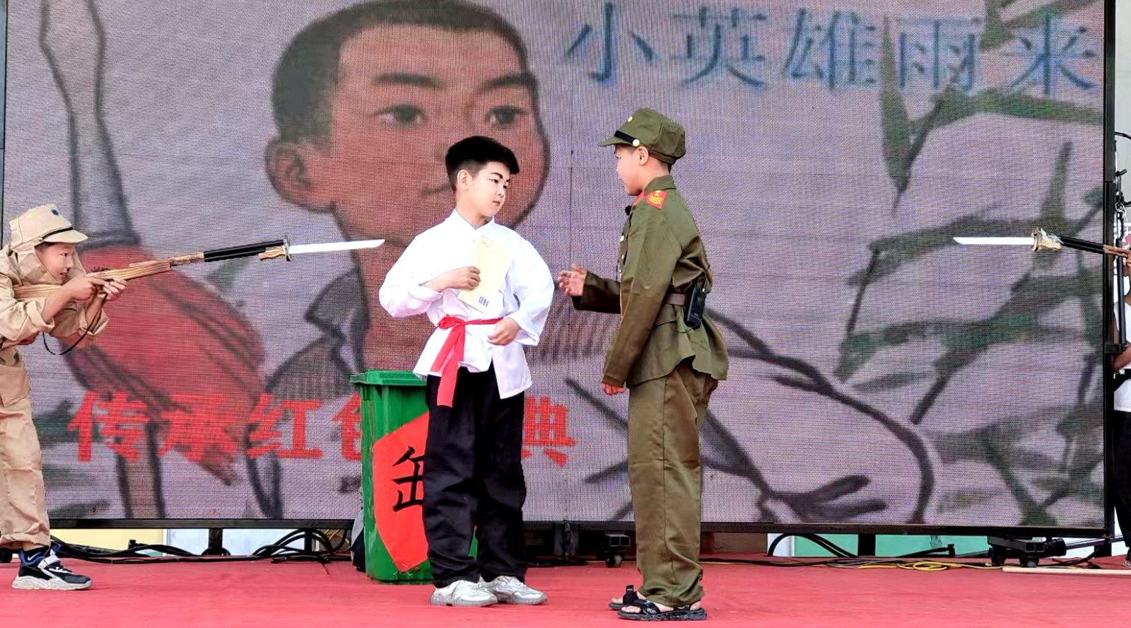 鸦岭中心校  课本剧《小英雄雨.jpg