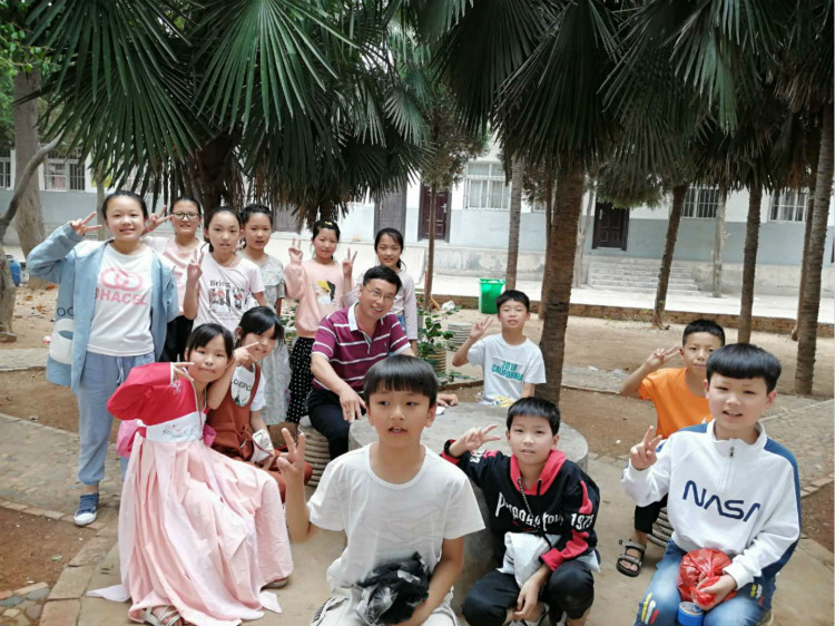 姜社武老师和学生谈心留影_meitu_1.jpg