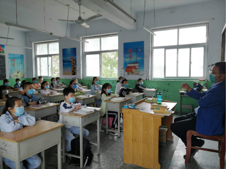 姜社武老师和学生戴口罩上课 (1)_meitu_3.jpg