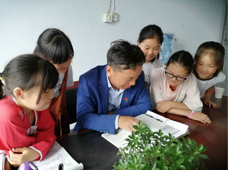 姜社武老师和学生戴口罩上课 (2)_meitu_5.jpg